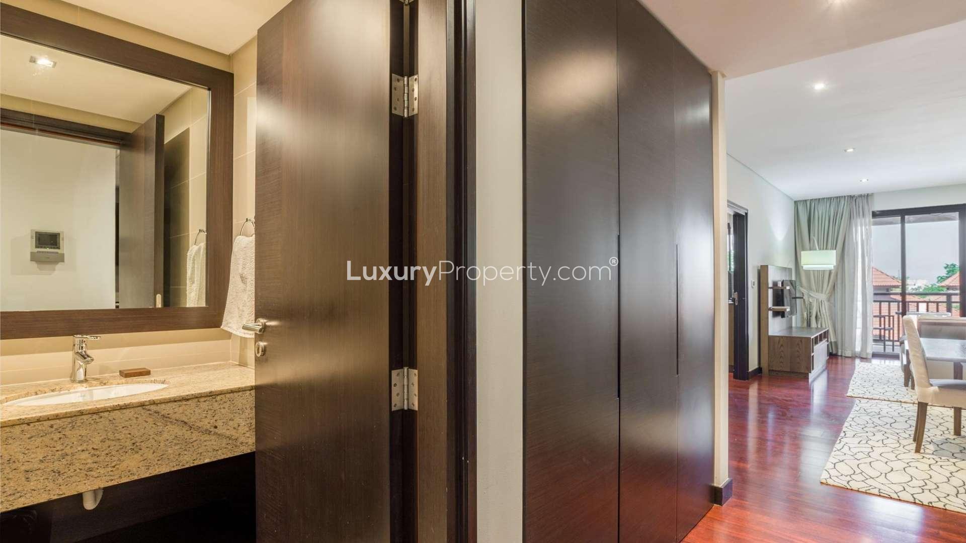 Charming bedroom in Anantara Residences apartment with balcony view, Palm Jumeirah rental