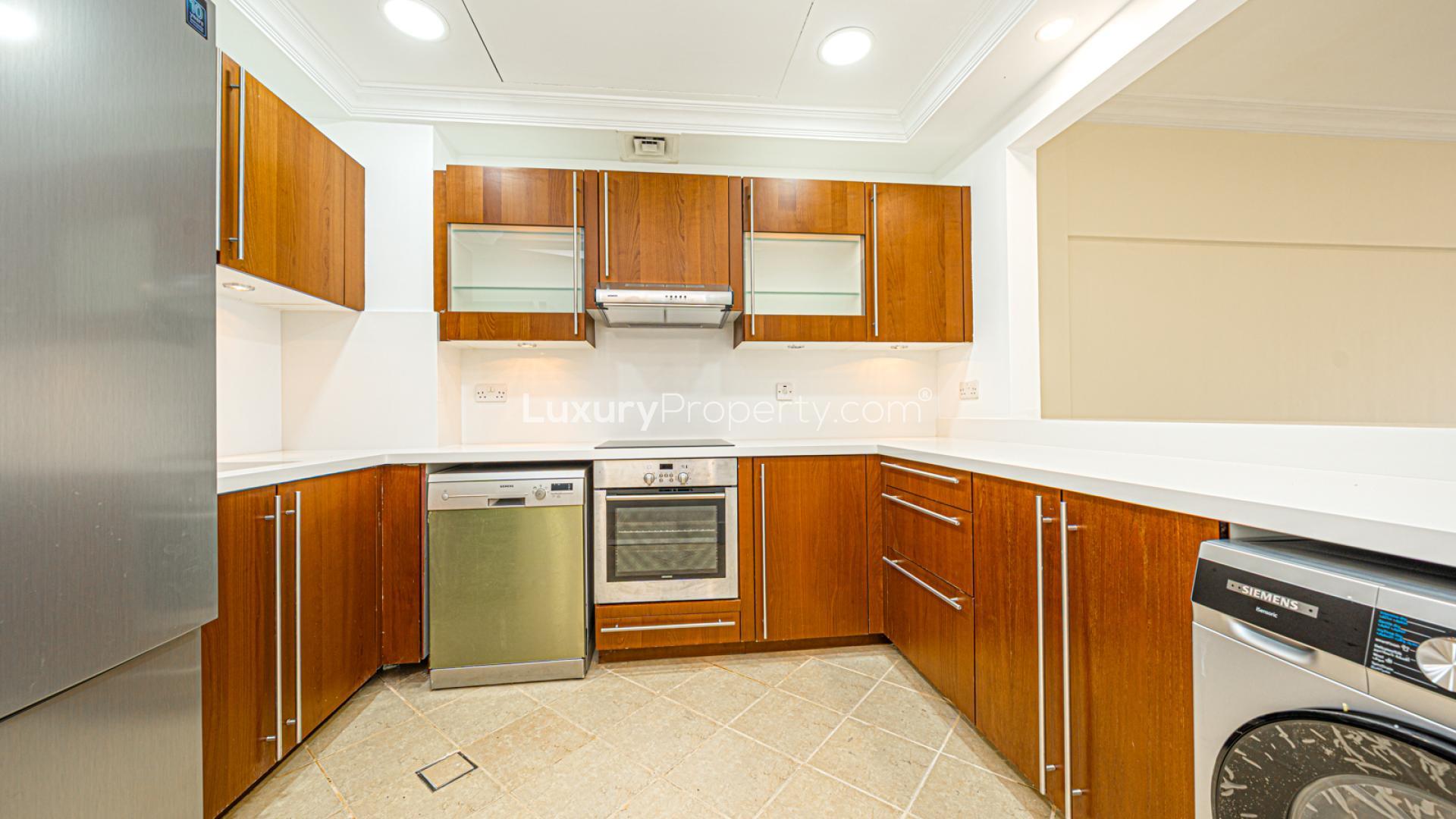 High floor apartment kitchen with modern appliances in Golden Mile 9, Palm Jumeirah