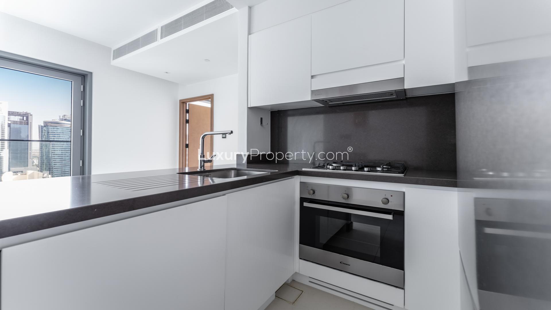 Modern 1-bedroom apartment with balcony view in Vida Residences, Dubai Marina