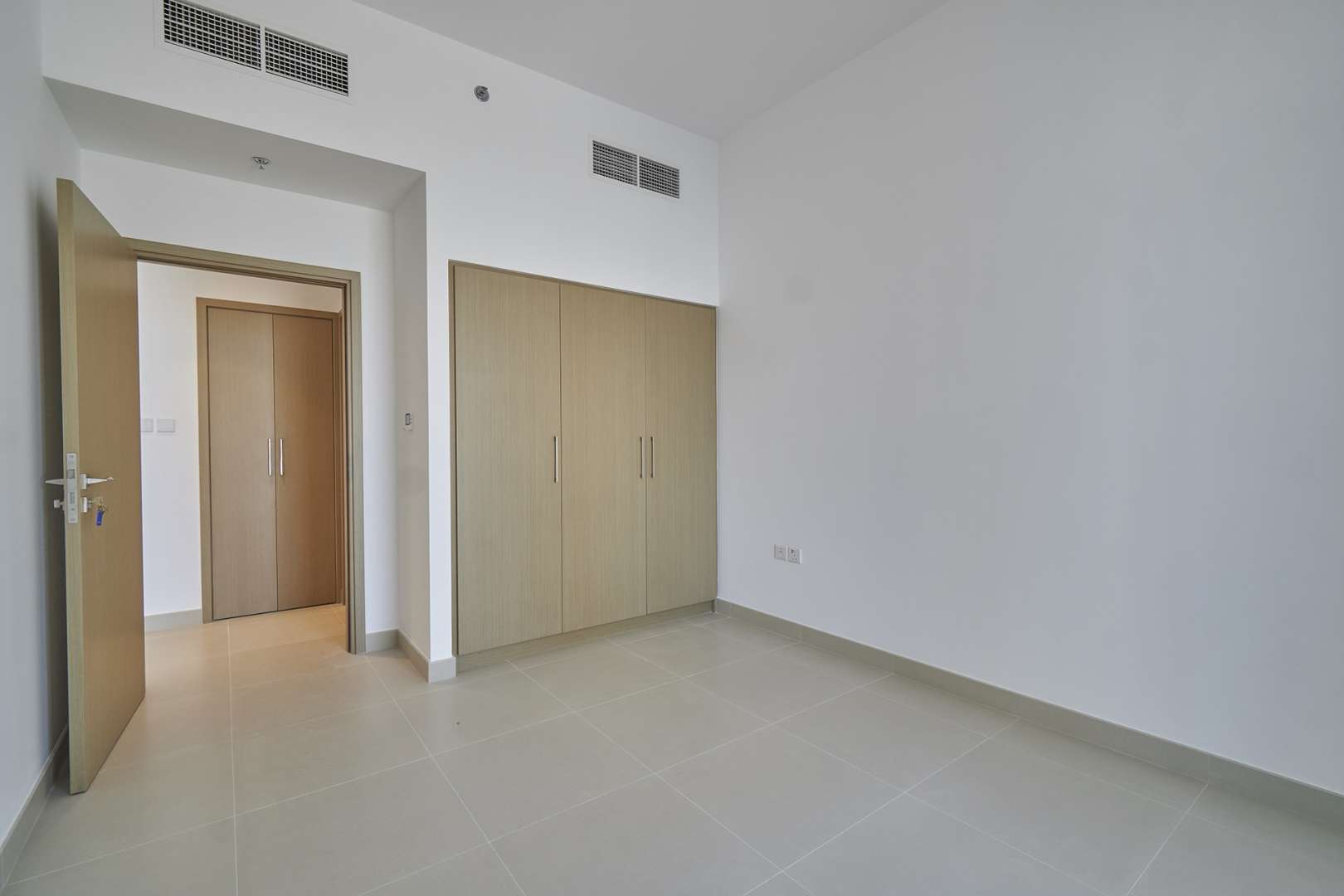 Modern kitchen in one-bedroom apartment for rent, Creek Horizon Tower, Dubai Creek Harbour