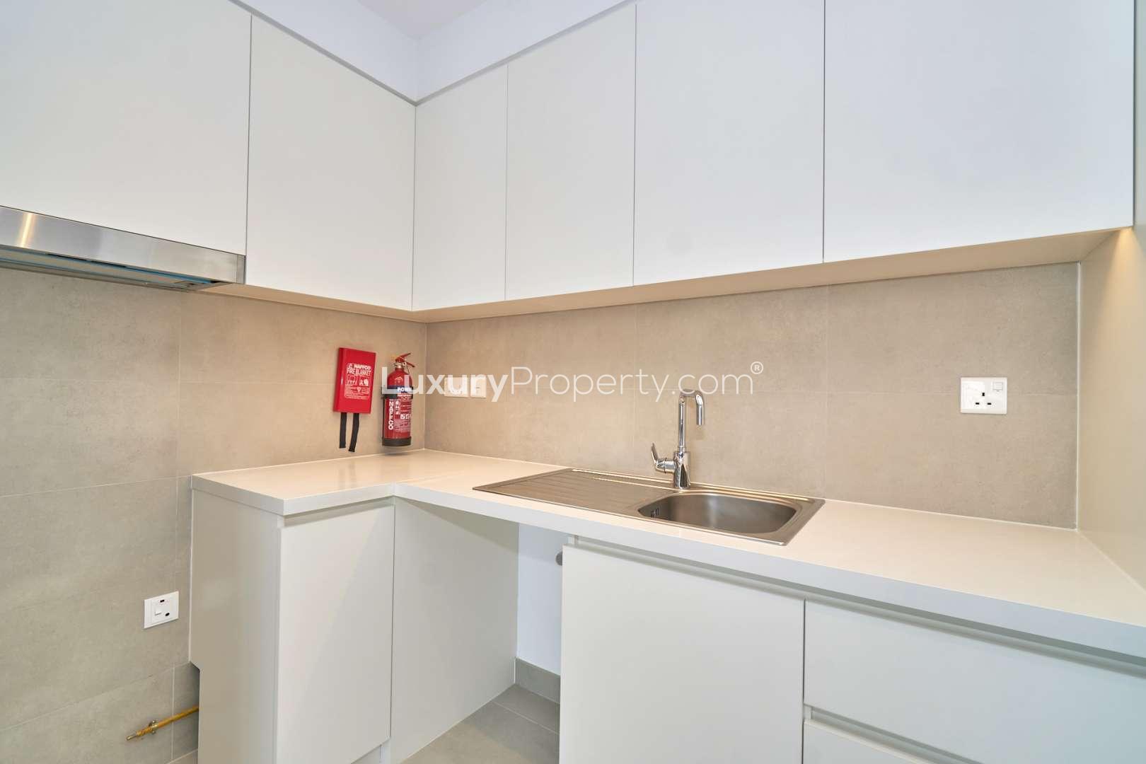 Modern kitchen in 1-bedroom apartment, Creek Horizon, Dubai Creek Harbour, available for rent