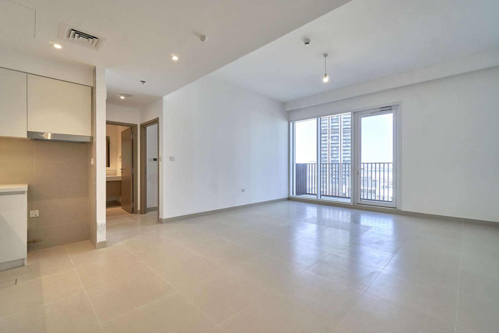 Modern kitchen in Creek Horizon apartment, Dubai Creek Harbour, available for rent