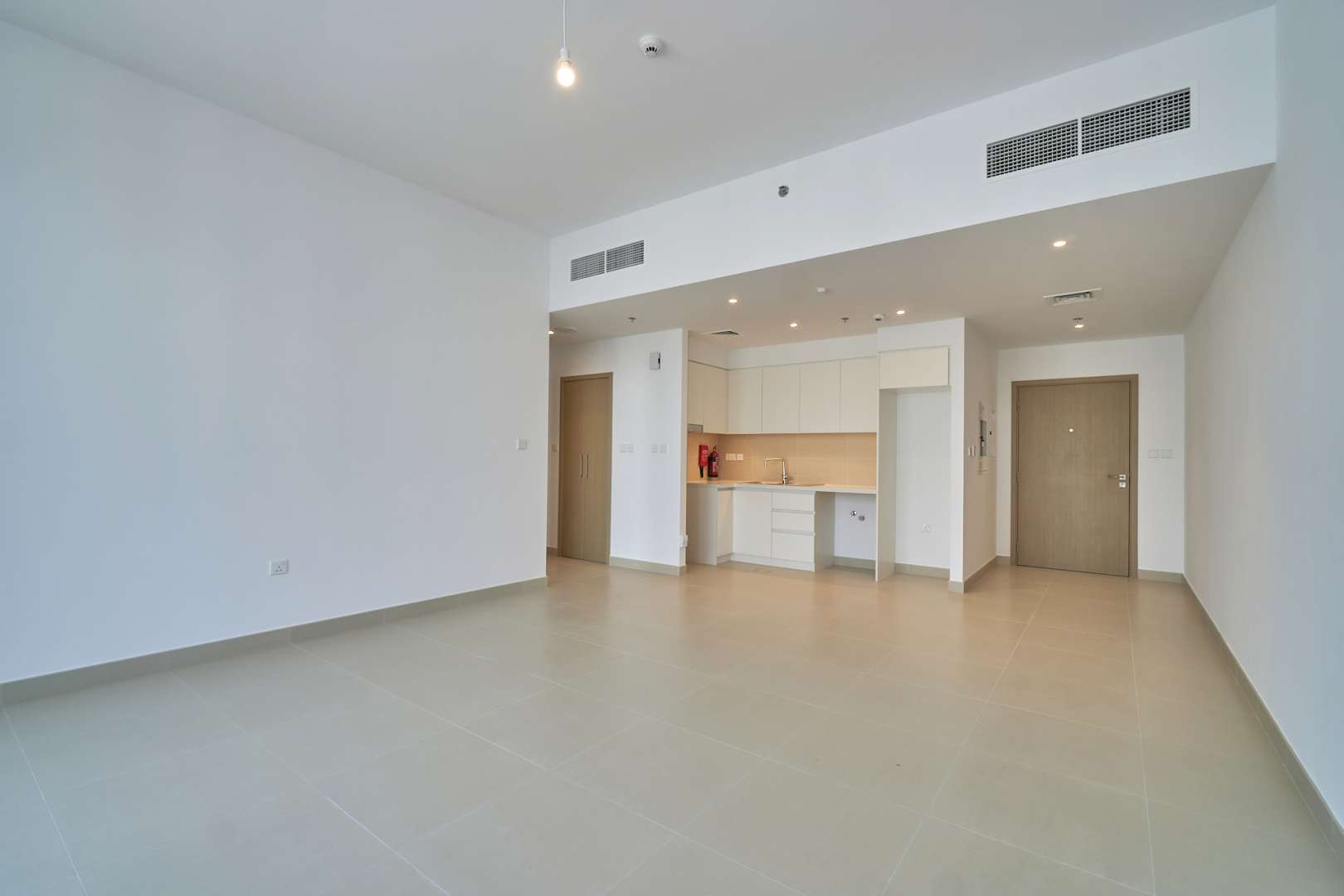 Modern kitchen in 1-bedroom apartment, Creek Horizon, Dubai Creek Harbour, available for rent