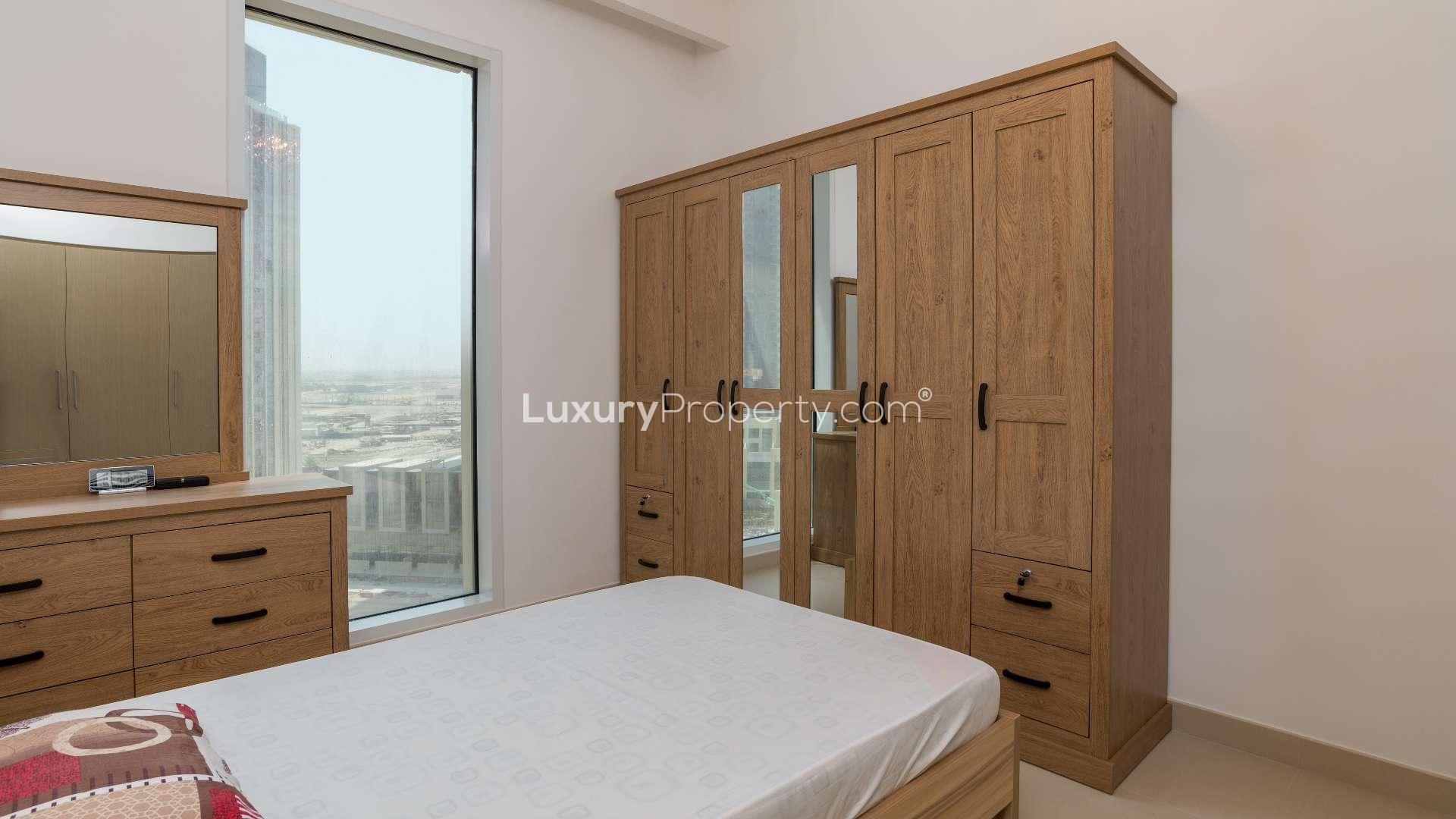 Modern kitchen in fully furnished 1-bedroom apartment, Creek Horizon, Dubai Creek Harbour
