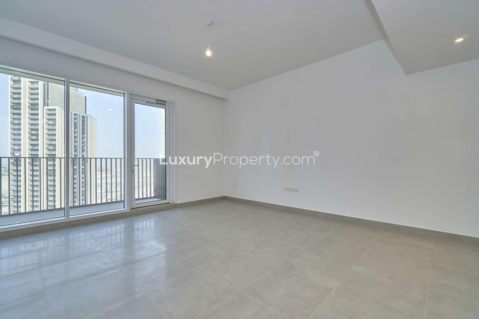 Modern open-plan kitchen and living area in Creek Horizon apartment, Dubai Creek Harbour