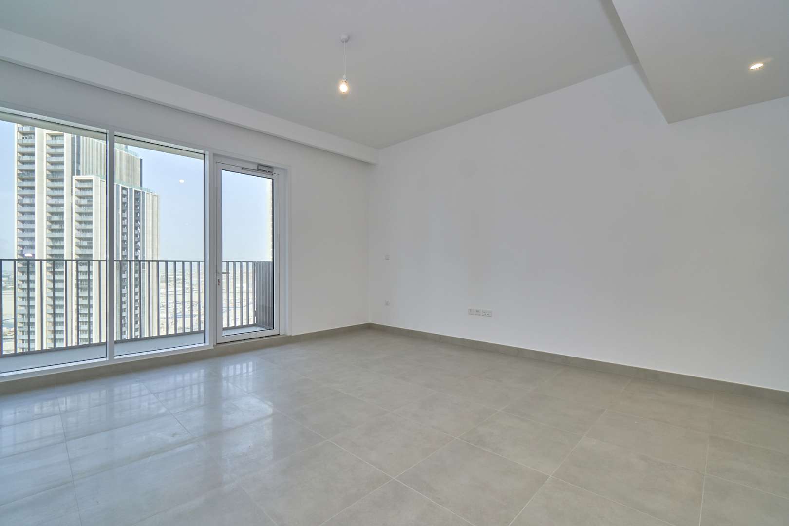 Modern open-plan kitchen and living area in Creek Horizon apartment, Dubai Creek Harbour