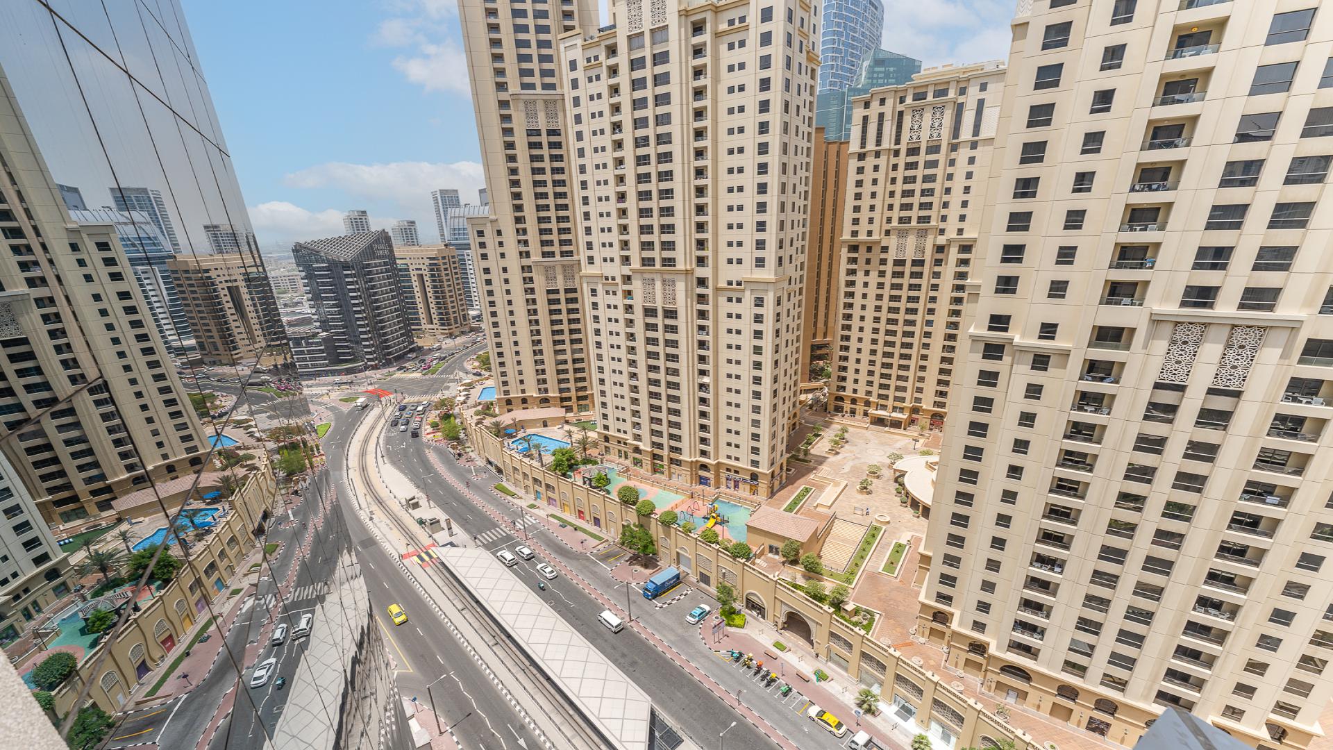 Chiller-free 1-bedroom apartment living room in Shemara Tower, Marina Promenade, Dubai Marina