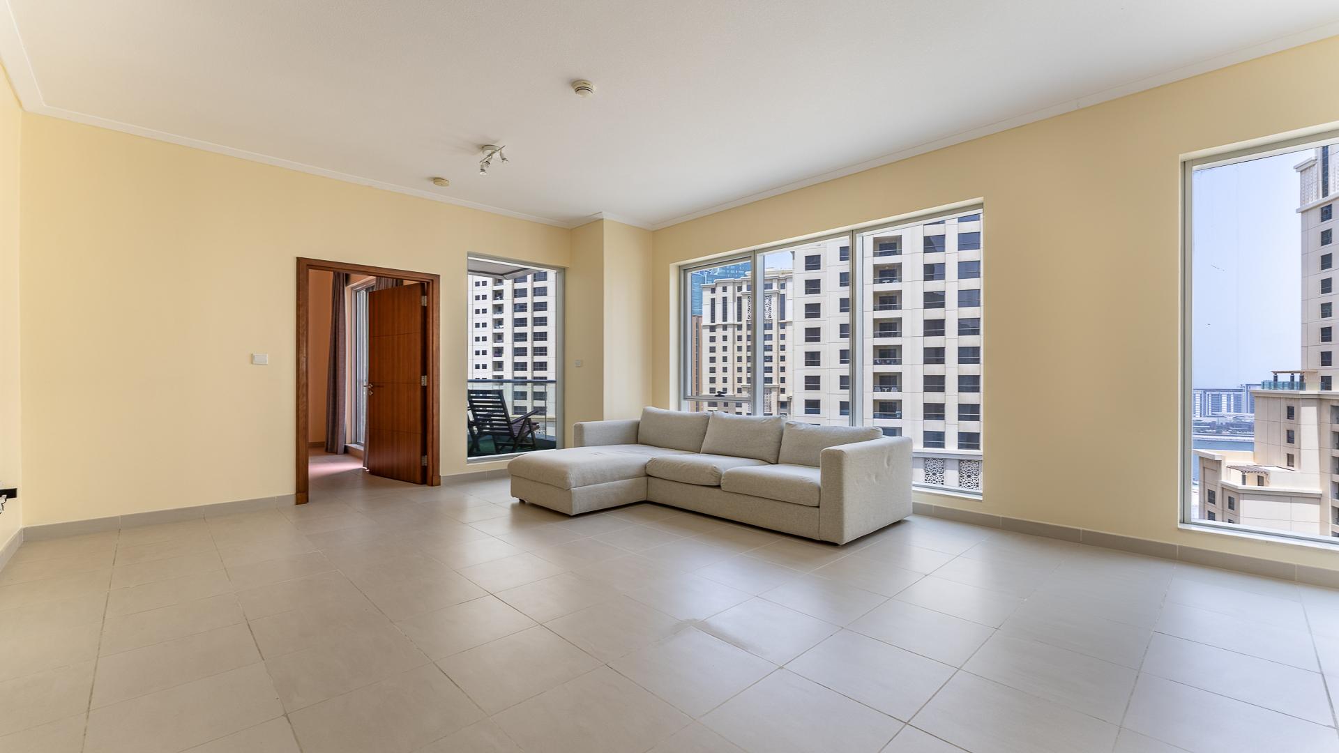 Chiller-free 1-bedroom apartment living area in Shemara Tower, Marina Promenade, Dubai Marina