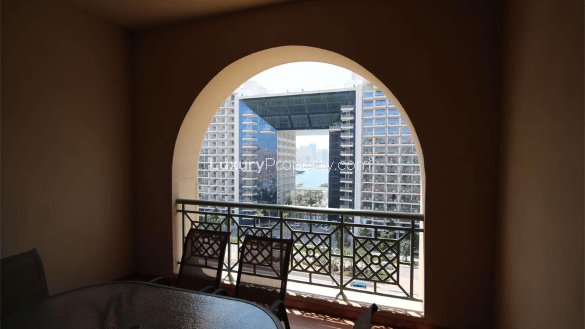 Luxurious living room in 1-bedroom apartment, Golden Mile, Palm Jumeirah, for rent
