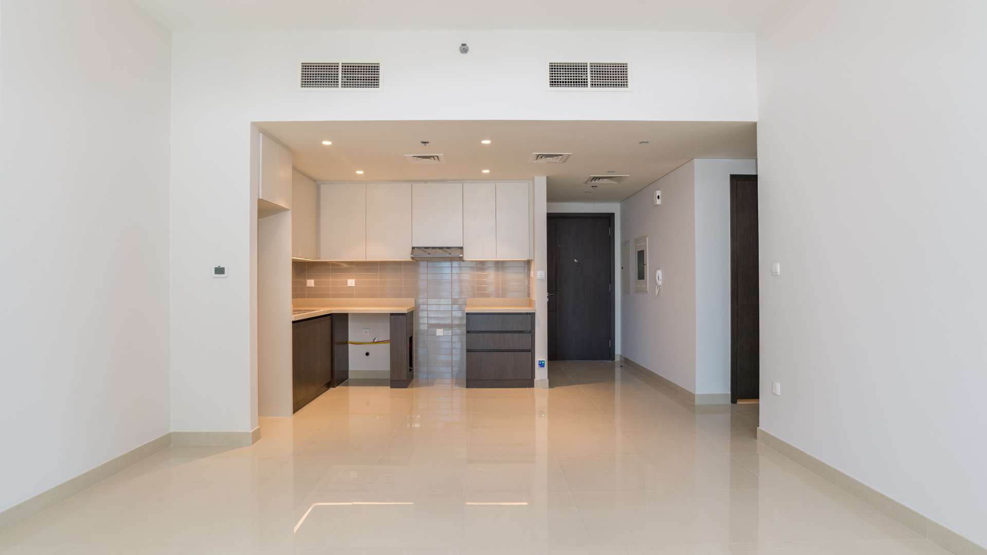 Modern kitchen in cozy apartment for rent, Dubai Creek Harbour, Harbour Views 1