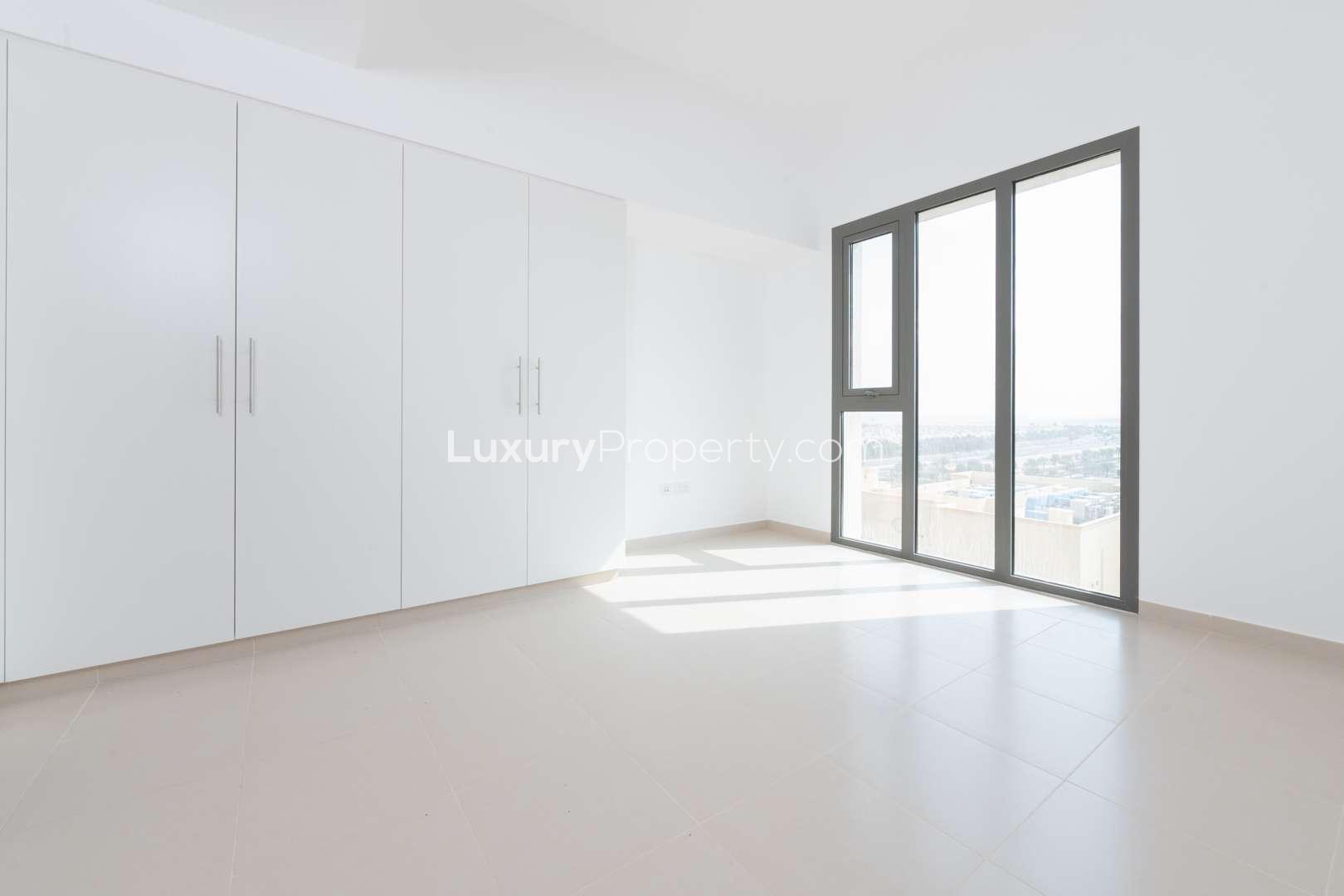 Bright living area in 1-bedroom apartment, Hayat Boulevard, Town Square, for rent