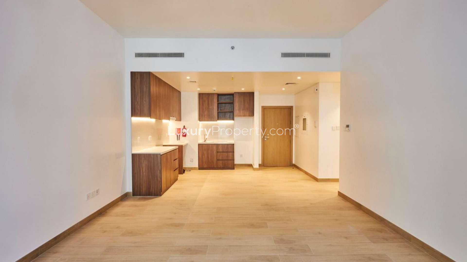 La Mer Jumeirah waterfront promenade near cozy 1-bedroom apartment for rent, stunning views