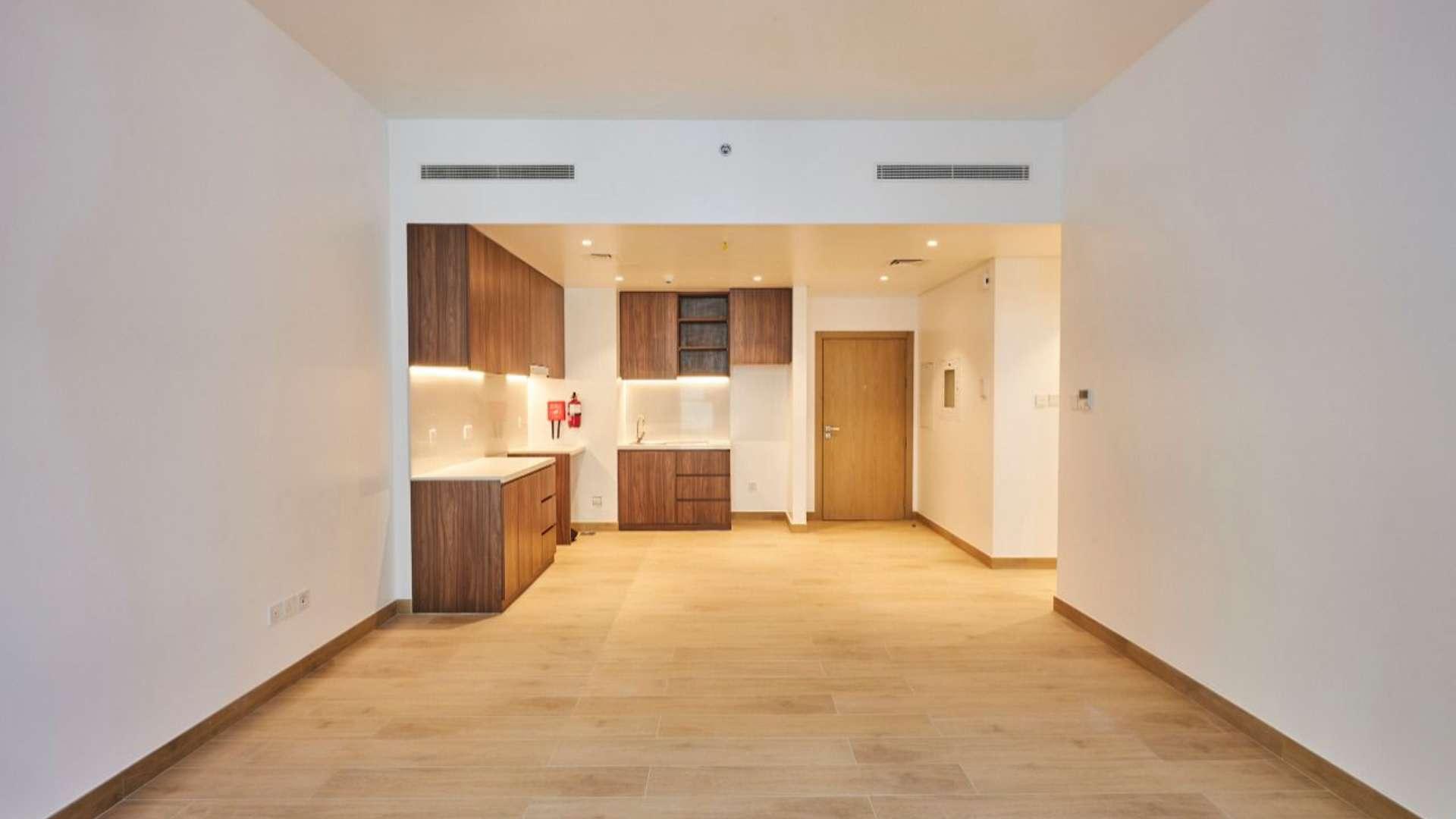 La Mer Jumeirah waterfront promenade near cozy 1-bedroom apartment for rent, stunning views