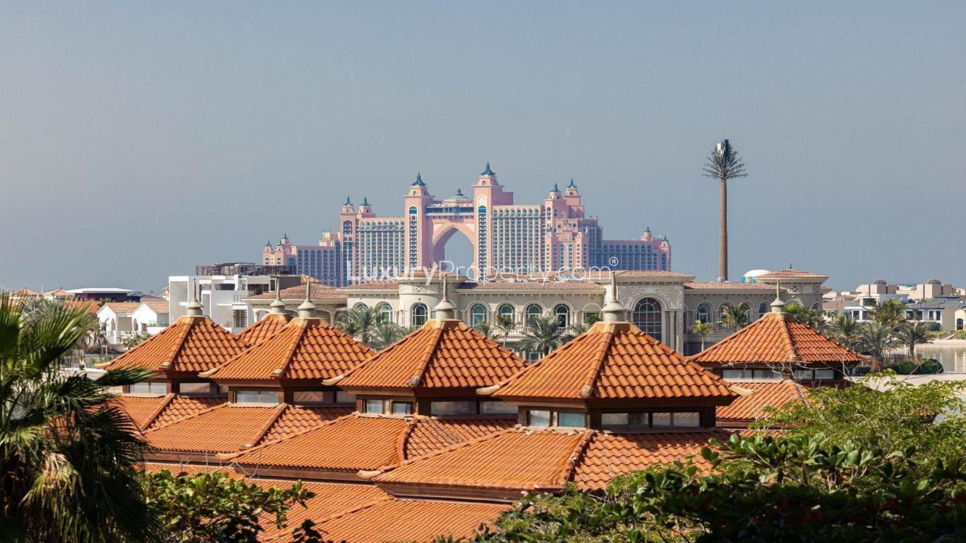 Empty apartment living room in Azizi Mina, Palm Jumeirah, available for rent