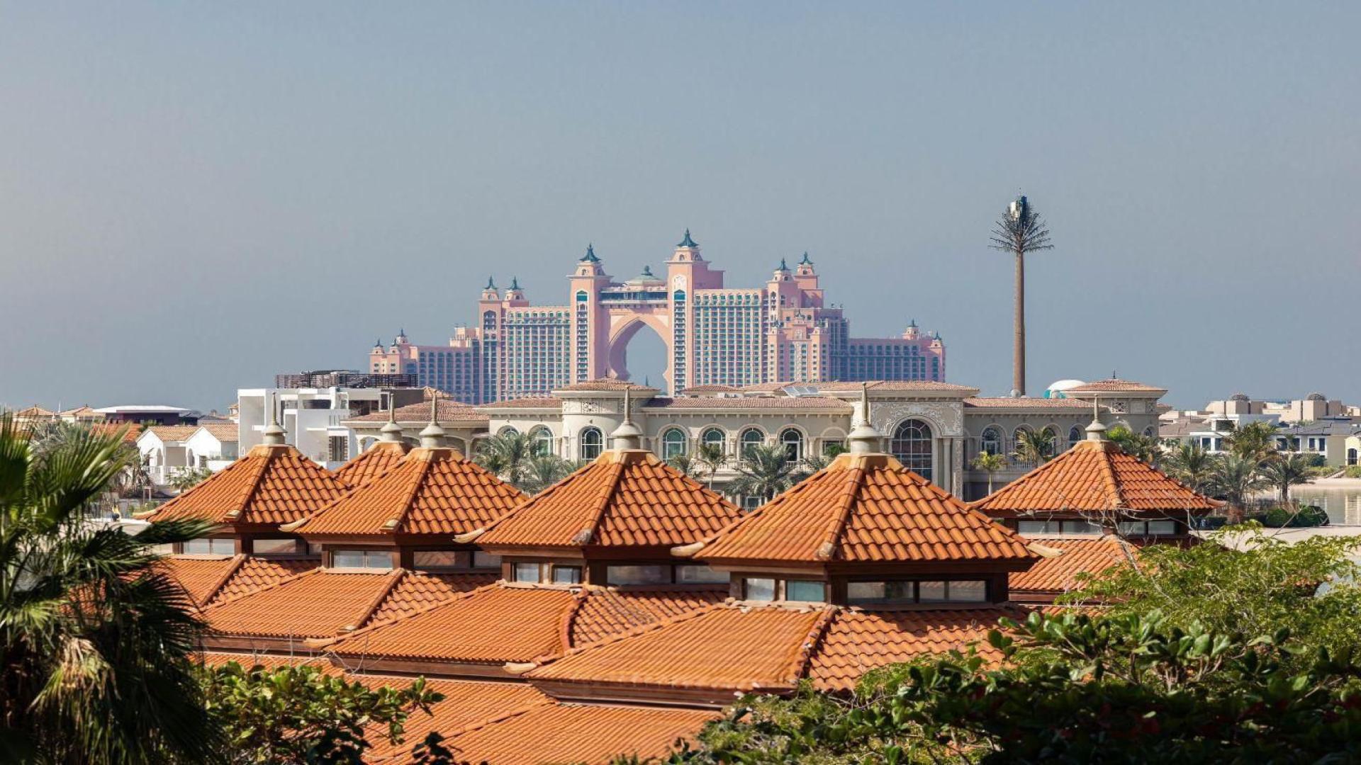 Empty apartment living room in Azizi Mina, Palm Jumeirah, available for rent