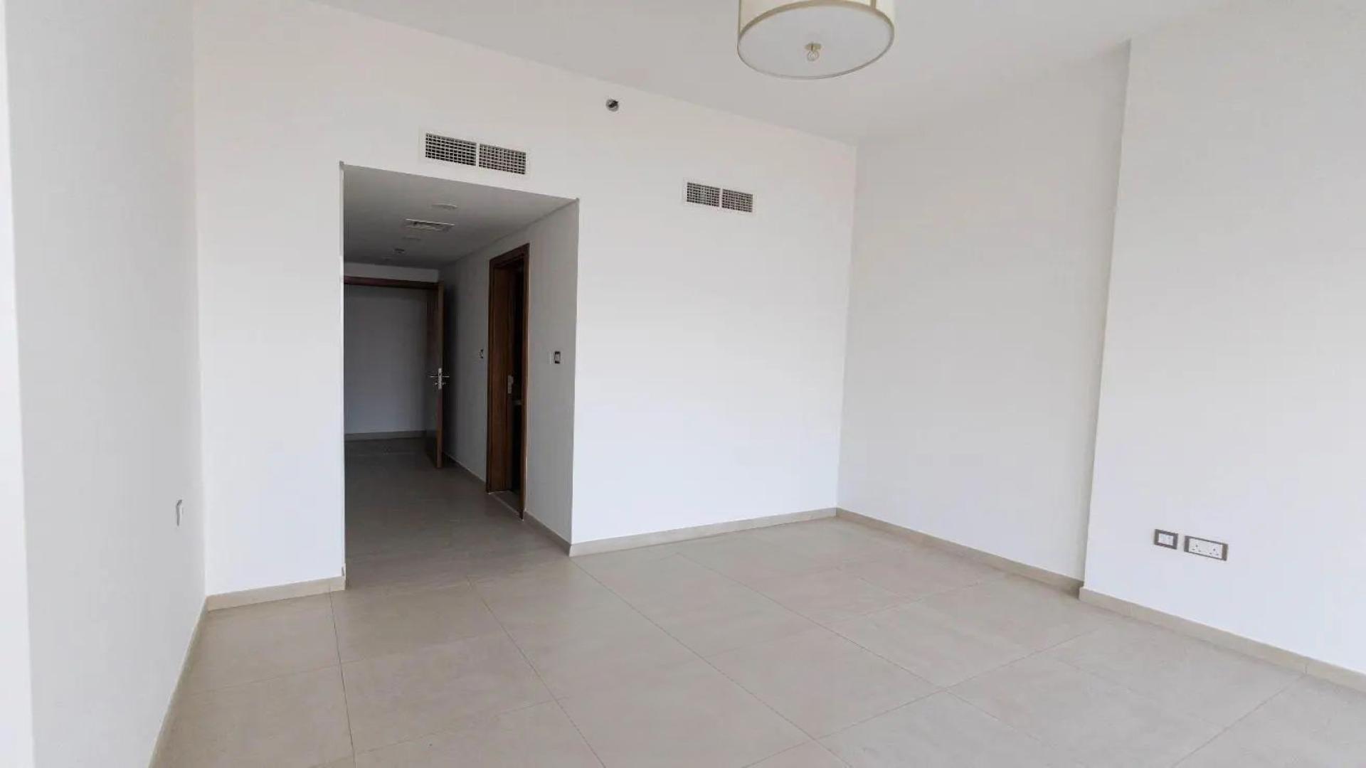 Modern kitchen in Azizi Mina apartment, Palm Jumeirah, available for rent, Ref No: LP48471