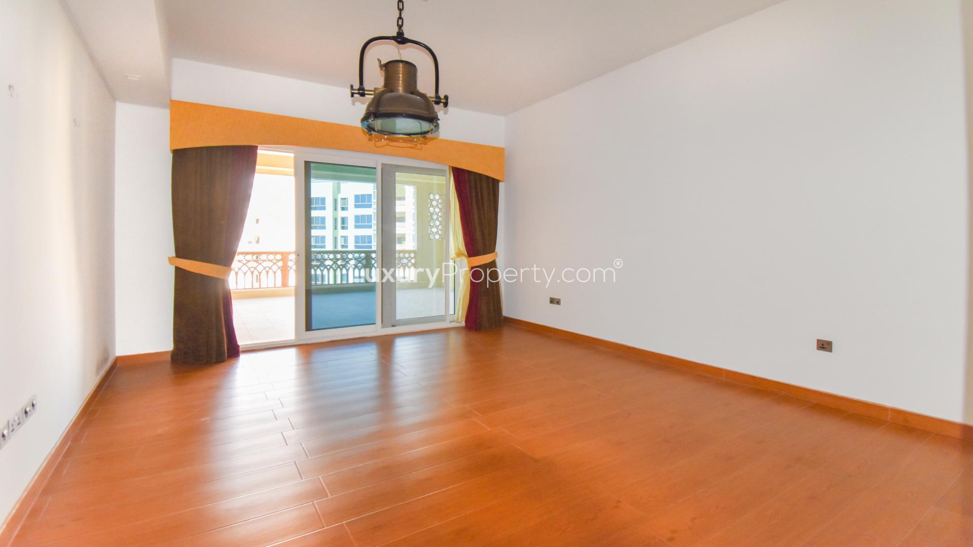 Vacant living room in 1-bedroom apartment, Marina Residence, Palm Jumeirah for rent