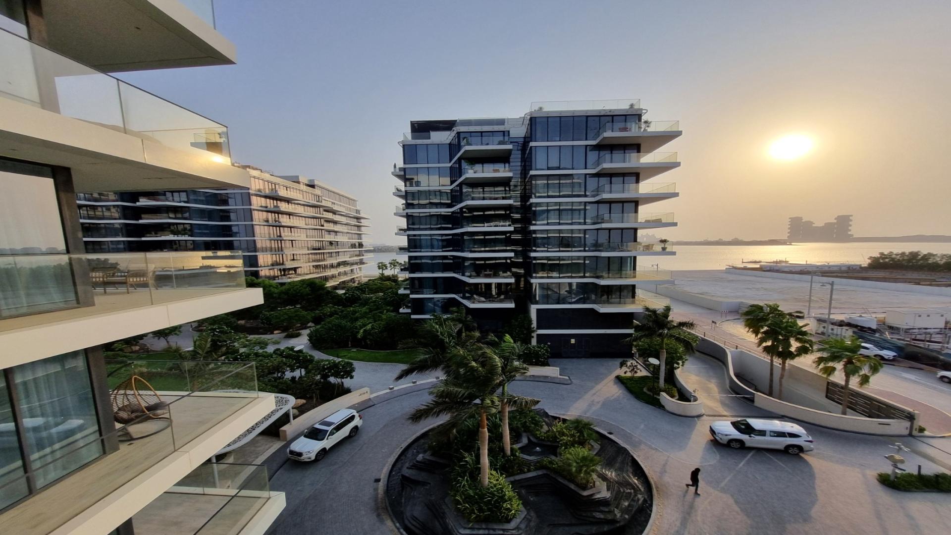 Luxurious garden pathway at Serenia Residences, Palm Jumeirah apartment community for rent