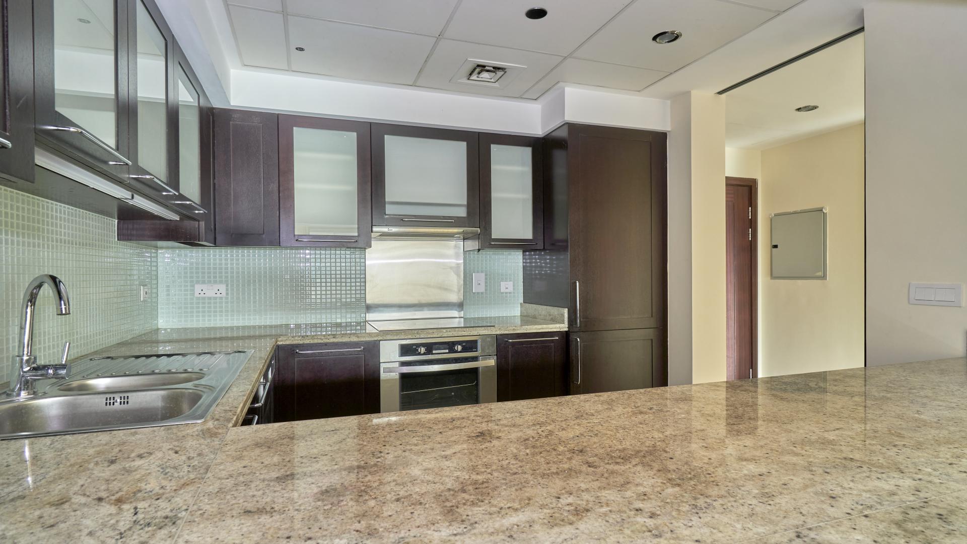 Modern kitchen in mid-floor Dubai apartment for rent, The Views community, near Regent School