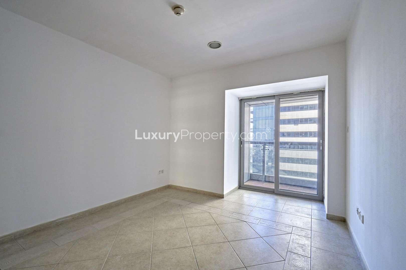 Exterior view of Princess Tower, Dubai Marina apartment for rent, LP05641