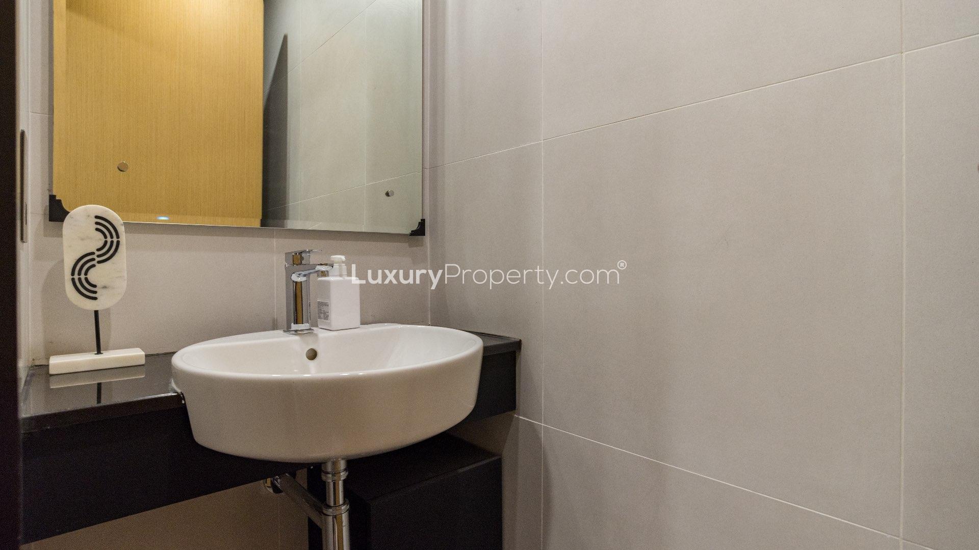 Furnished bedroom with double bed in Priva Living apartment, Arjan, for rent