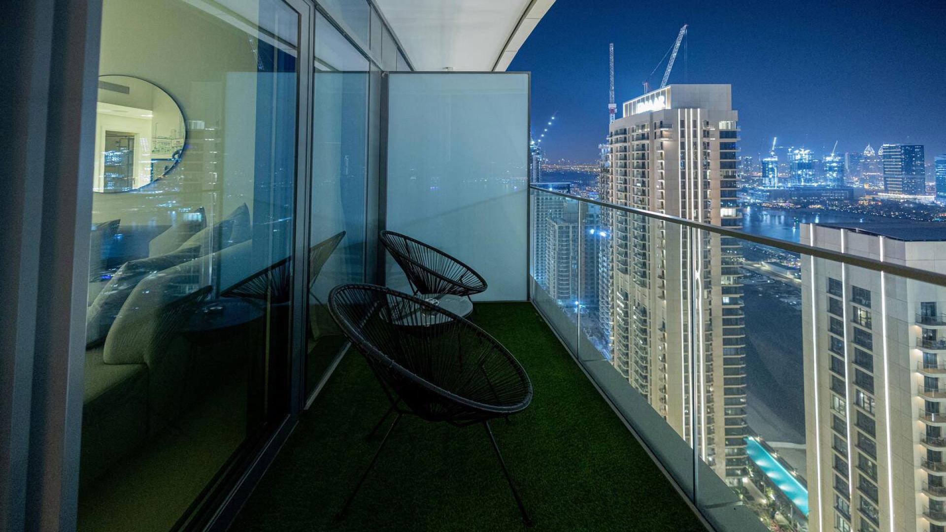 Modern kitchen and dining area in luxury 1-bedroom apartment, Emaar Beachfront, Dubai Harbour