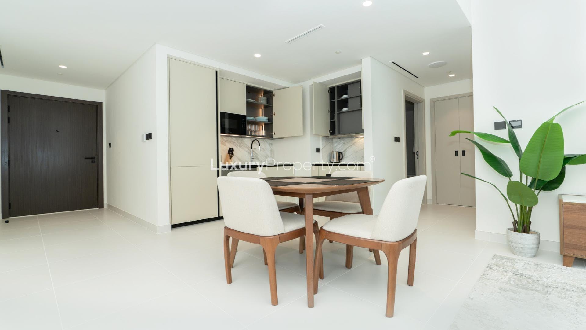 Modern kitchen and dining area in Emaar Beachfront 1-bedroom apartment, Dubai Harbour