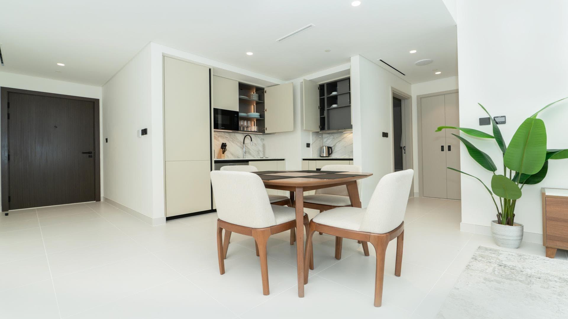 Modern kitchen and dining area in Emaar Beachfront 1-bedroom apartment, Dubai Harbour
