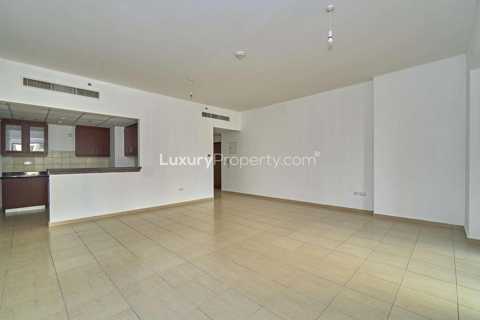 Spacious living area in Rimal 4 one-bedroom apartment, Jumeirah Beach Residence for rent