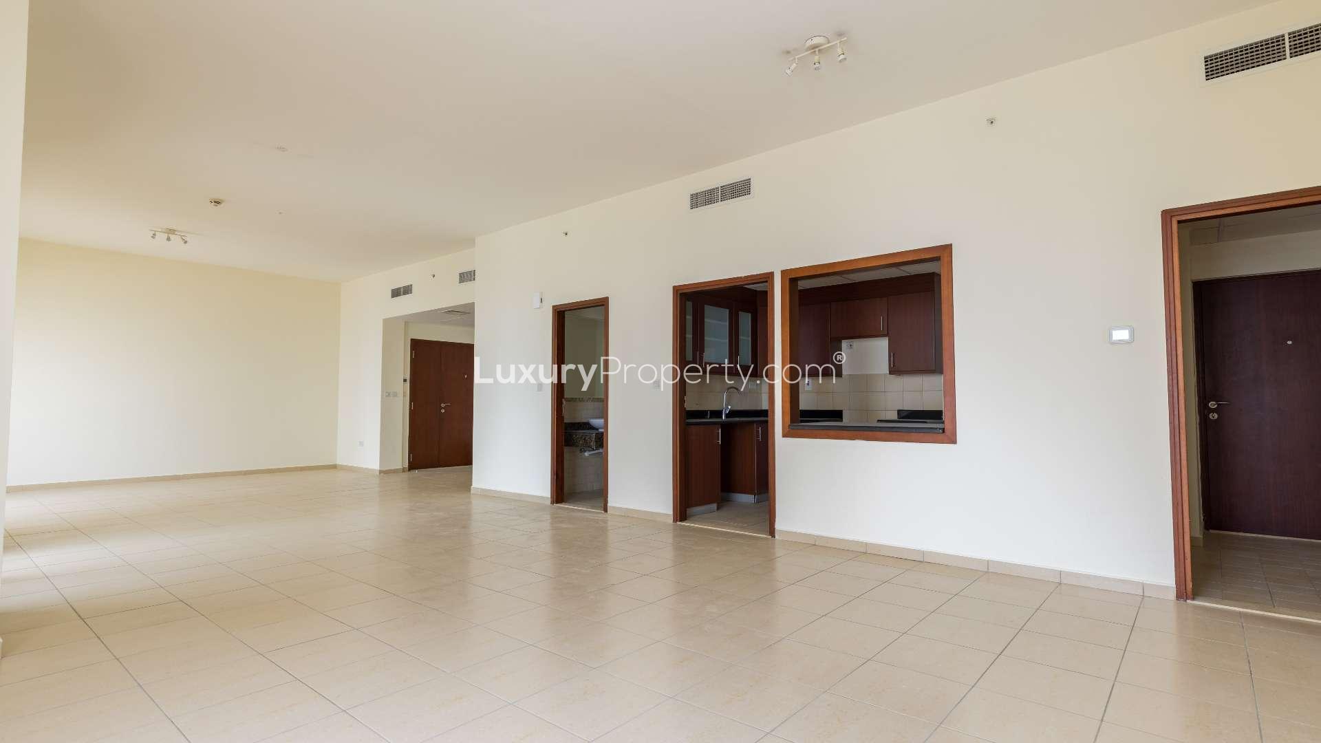 Spacious living area in 1-bedroom apartment, Sadaf, Jumeirah Beach Residence, for rent