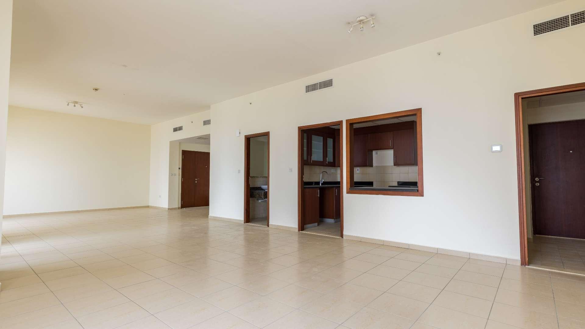 Spacious living area in 1-bedroom apartment, Sadaf, Jumeirah Beach Residence, for rent