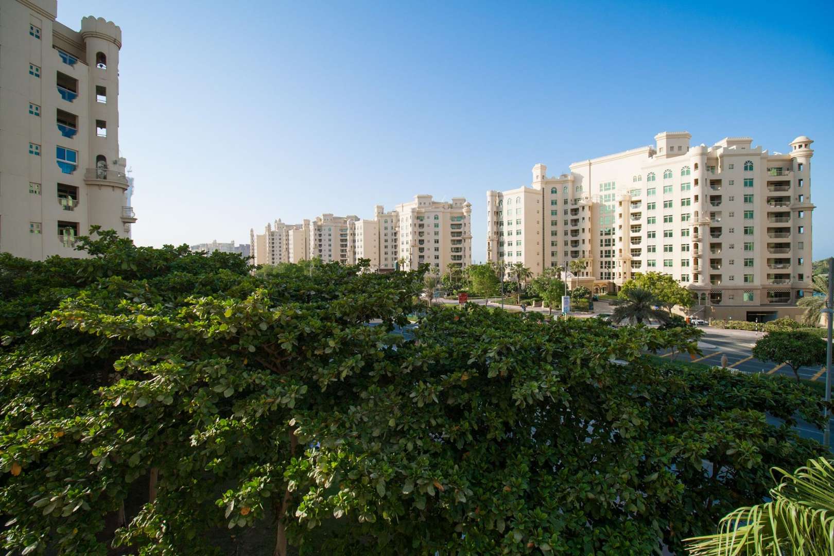 Shoreline Apartments view, Palm Jumeirah, Dubai - one-bedroom furnished apartment for rent