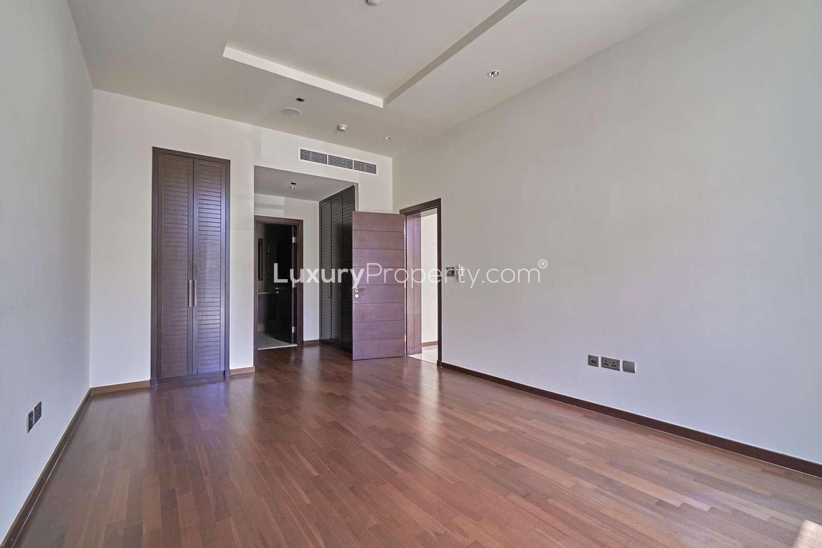 Spacious open-plan kitchen and living area in Tiara Residences apartment, Palm Jumeirah