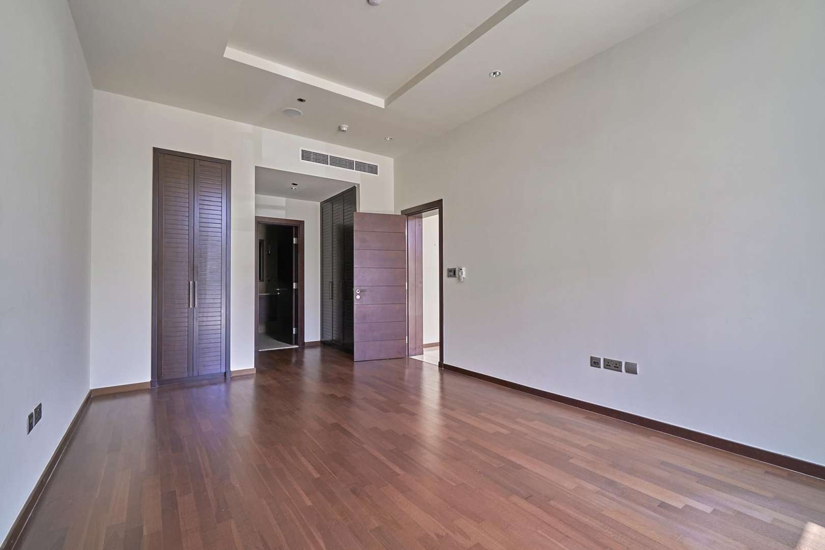 Spacious open-plan kitchen and living area in Tiara Residences apartment, Palm Jumeirah