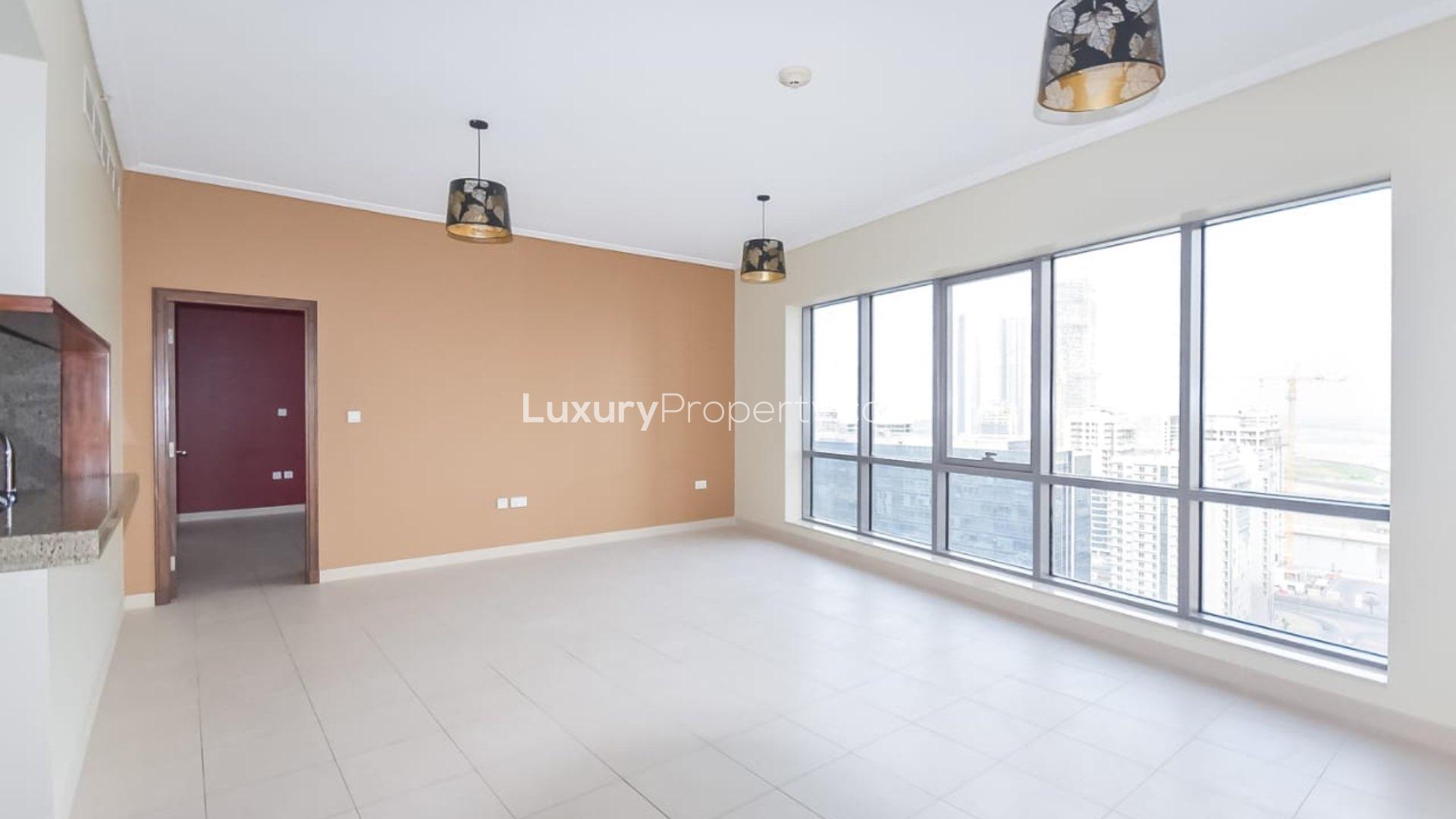 High-floor apartment bathroom with modern fixtures, South Ridge 6, Downtown Dubai