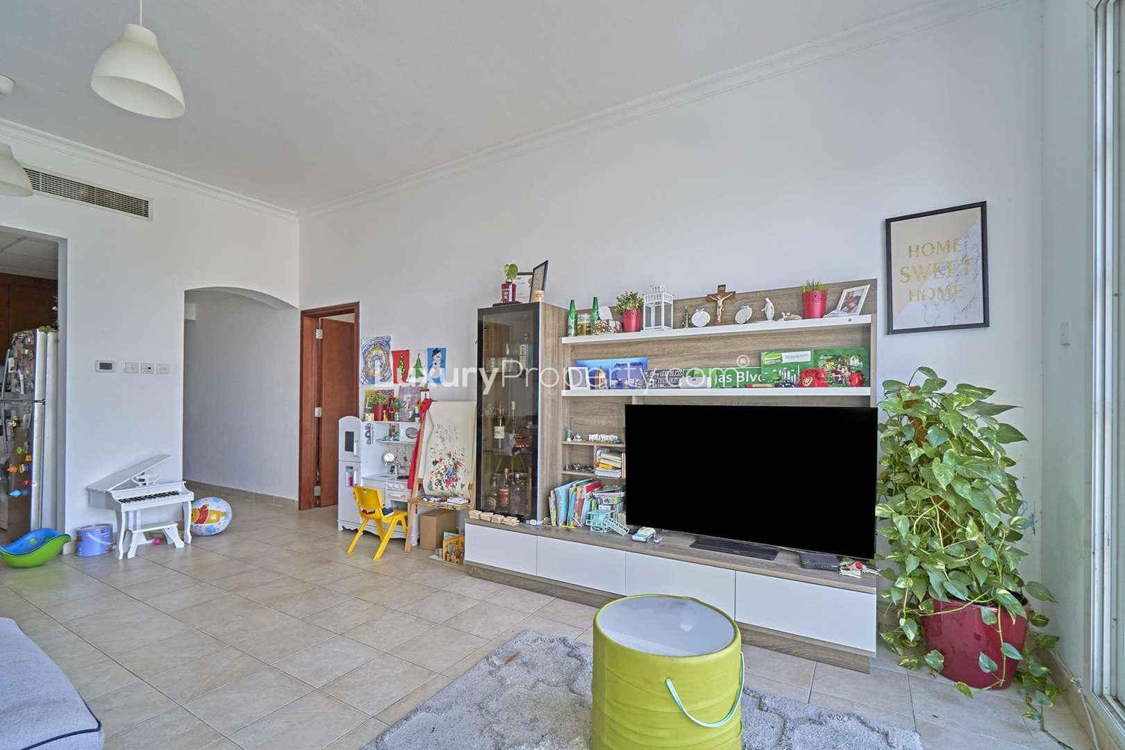 Spacious living room in lakeside 1-bedroom apartment, Green Community East, for rent