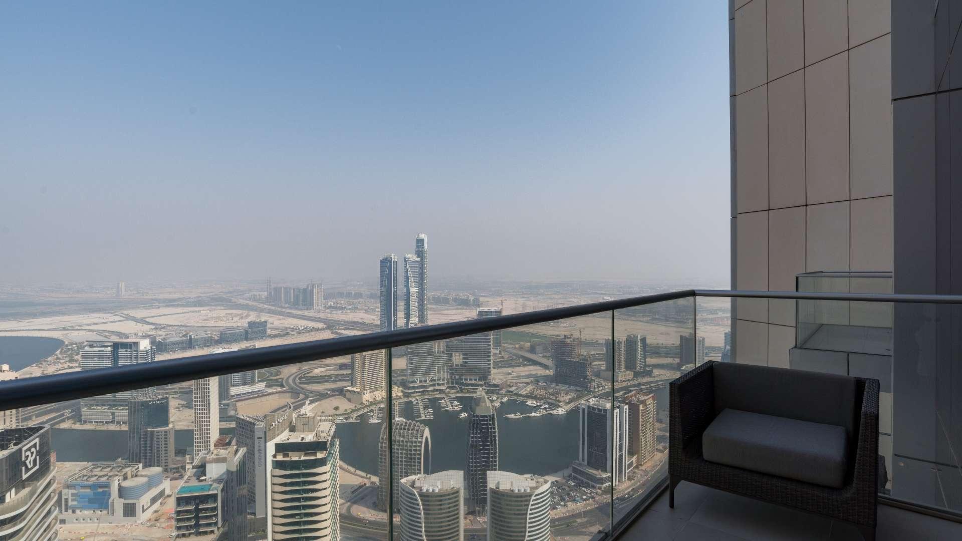 Spacious living room with panoramic city views in Downtown Dubai apartment for rent