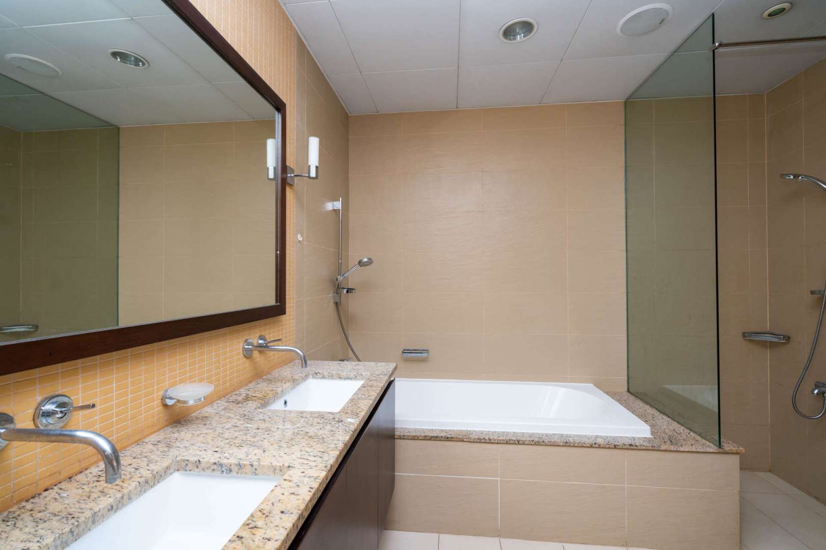 Modern kitchen in 1-bedroom apartment, Tiara Residences, Palm Jumeirah, for rent with Burj view