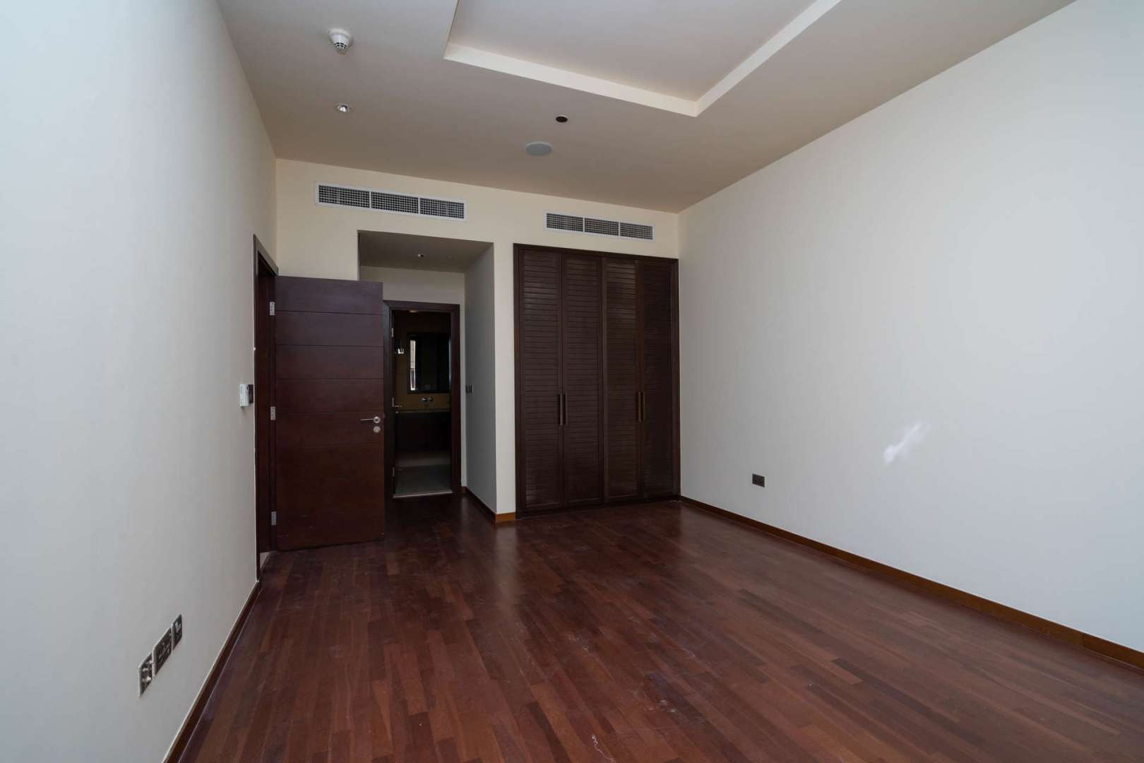 Modern bathroom in 1-bedroom apartment, Tiara Residences, Palm Jumeirah, with granite countertops and bathtub