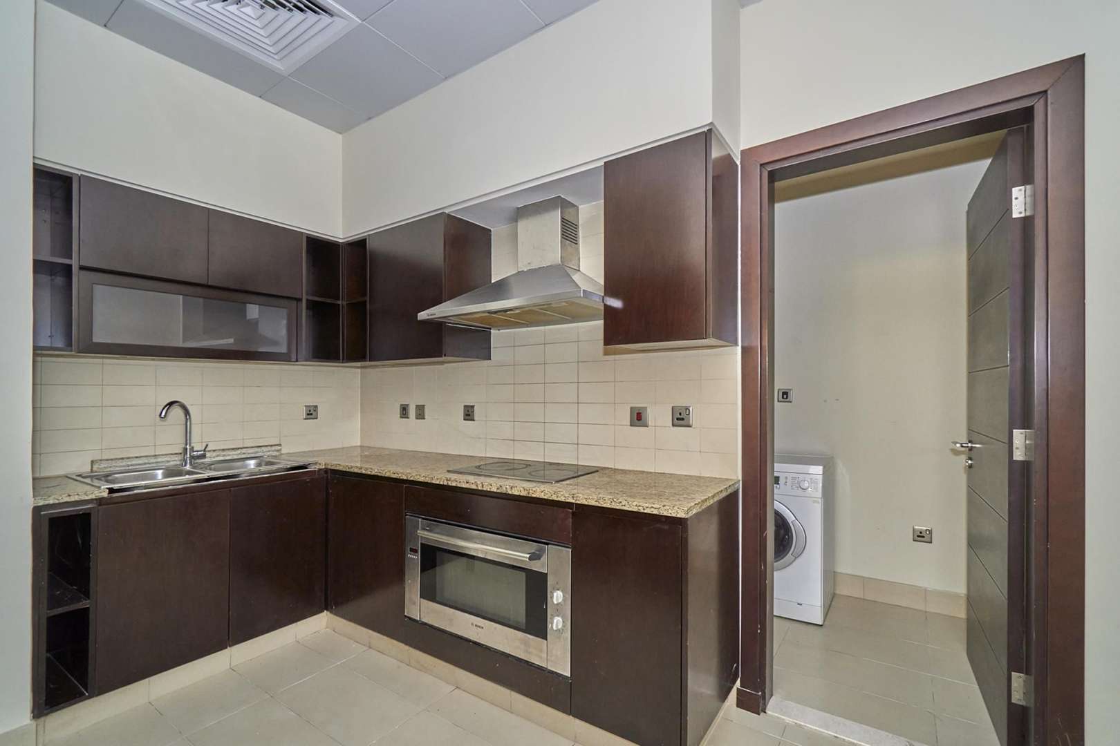 Unfurnished living area in Tiara Residences 1-bedroom apartment, Palm Jumeirah for rent