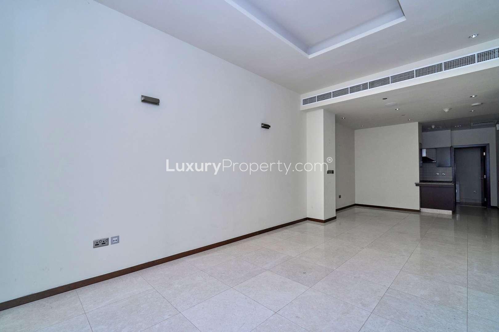 Unfurnished living room in 1-bedroom apartment, Tiara Residences, Palm Jumeirah, for rent