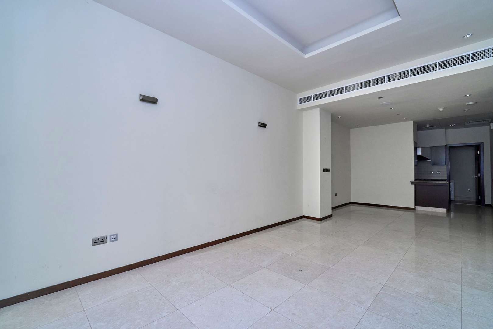 Unfurnished living room in 1-bedroom apartment, Tiara Residences, Palm Jumeirah, for rent