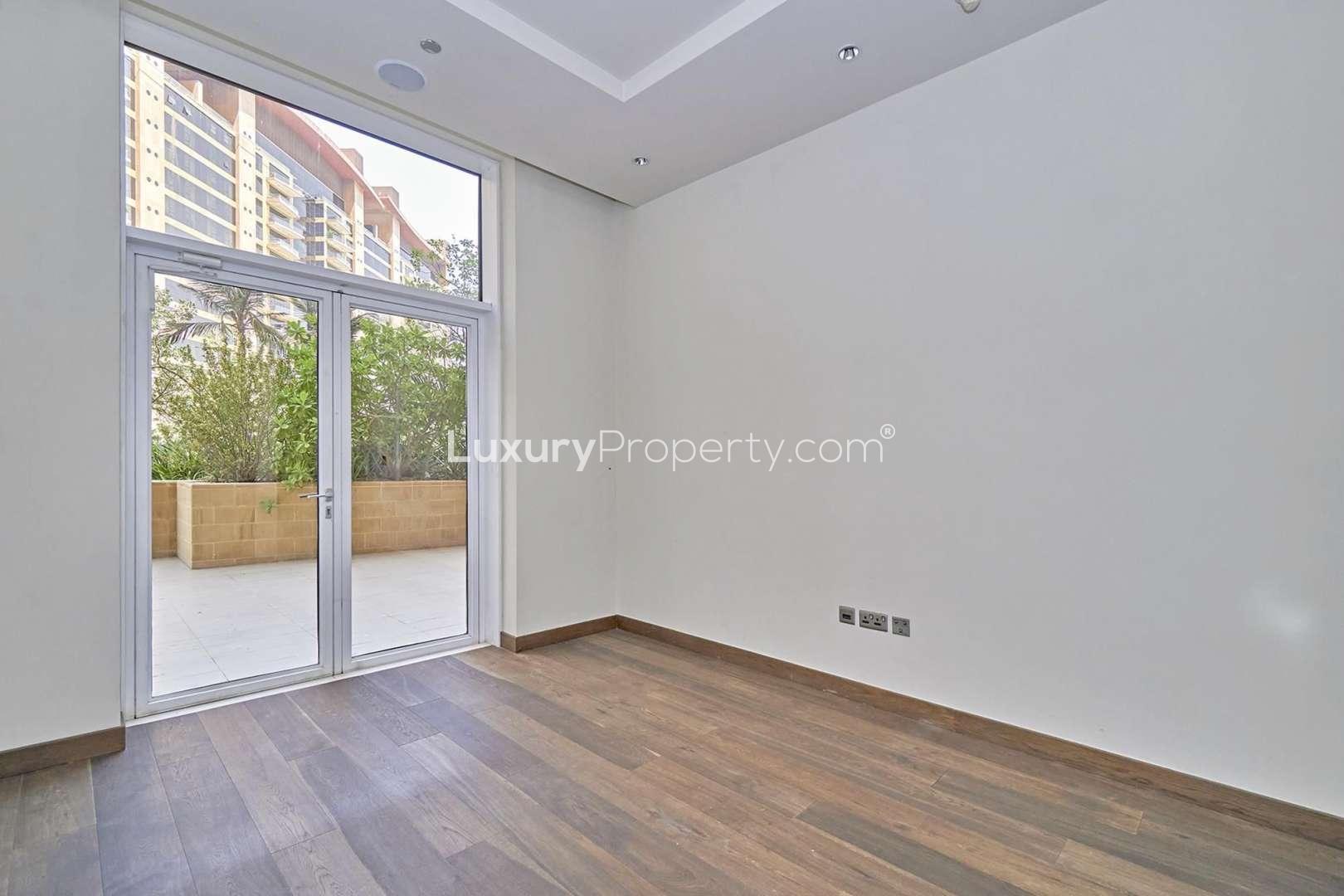 Modern kitchen in unfurnished 1-bedroom apartment, Tiara Residences, Palm Jumeirah for rent