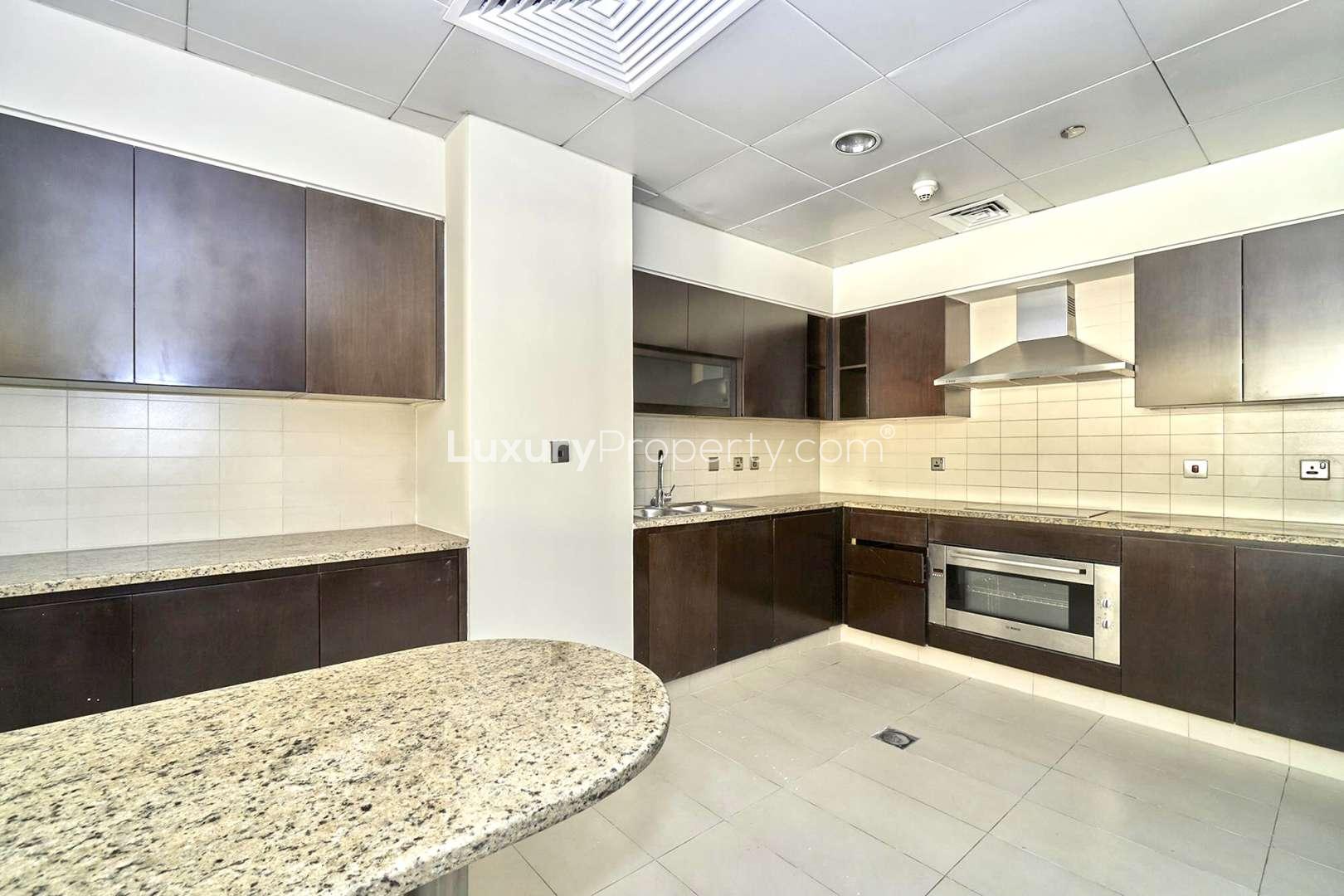 Spacious living area in one-bedroom apartment, Tiara Residence, Palm Jumeirah for rent