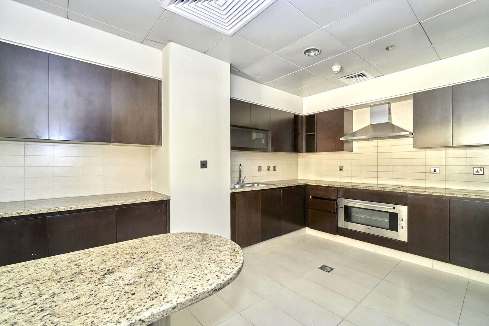 Spacious living area in one-bedroom apartment, Tiara Residence, Palm Jumeirah for rent