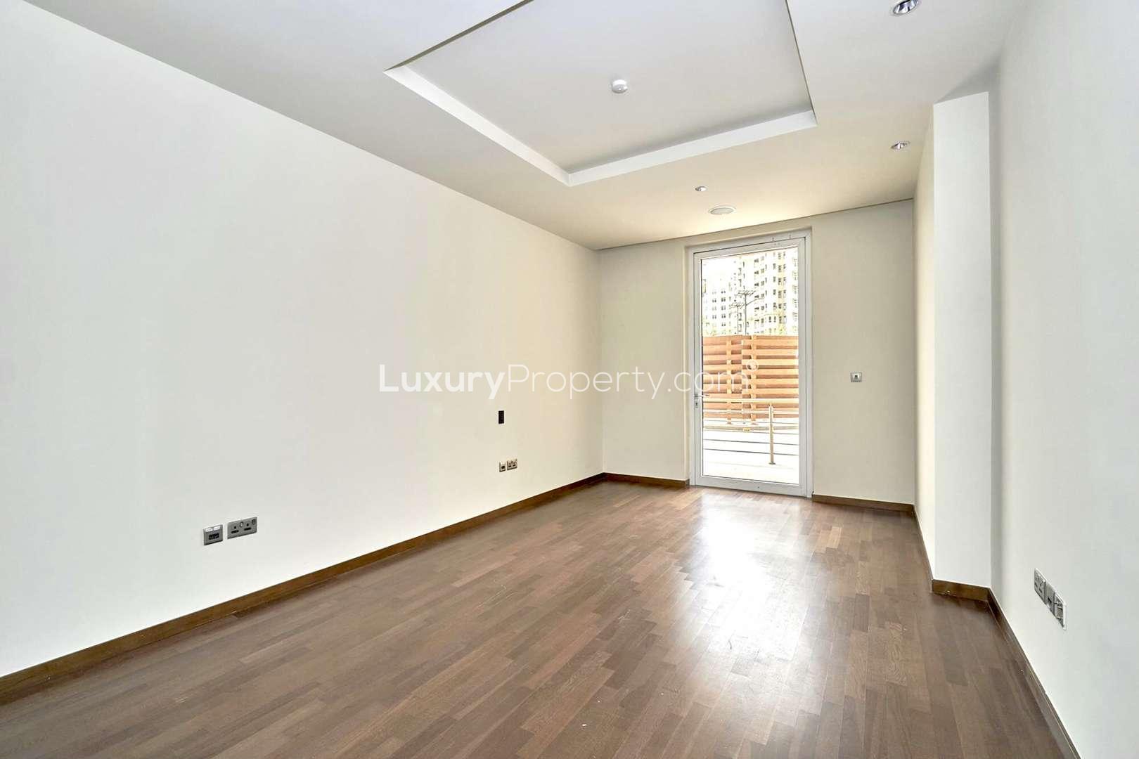 Modern kitchen in one-bedroom apartment, Tiara Residence, Palm Jumeirah. Granite countertops, dark cabinetry