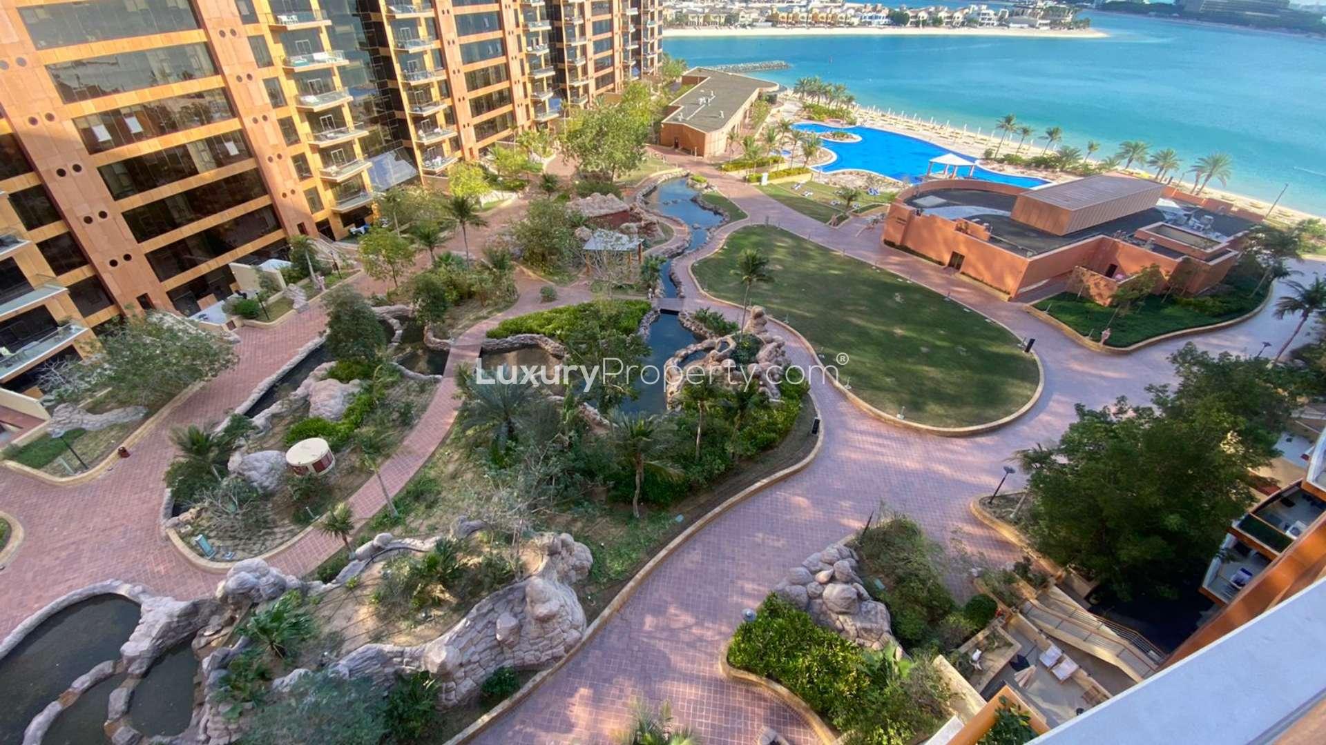 Luxurious bathroom with bathtub in Tiara Residences, Palm Jumeirah apartment for rent