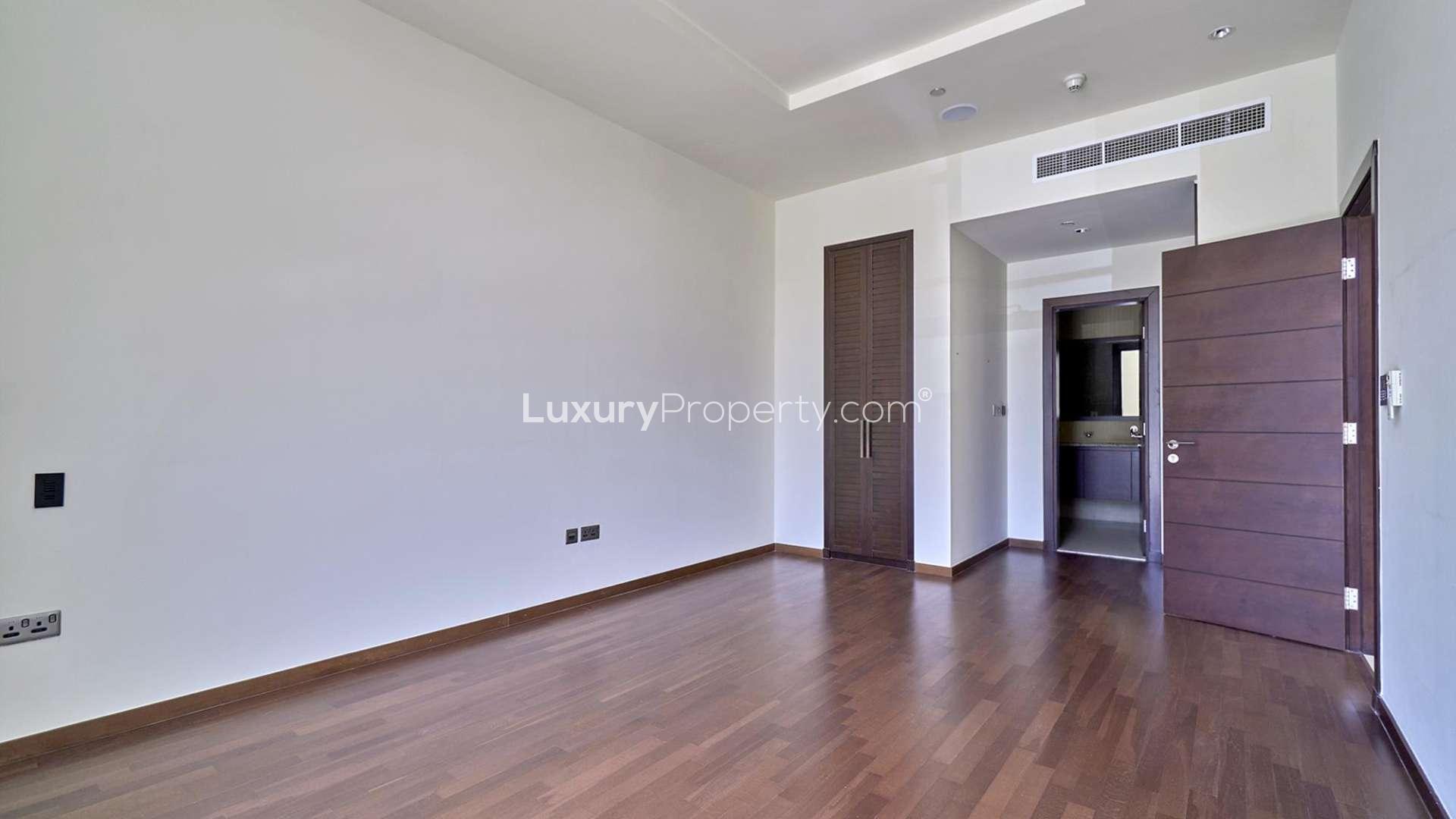 Empty room with wooden floor in Tiara Amber apartment, Palm Jumeirah