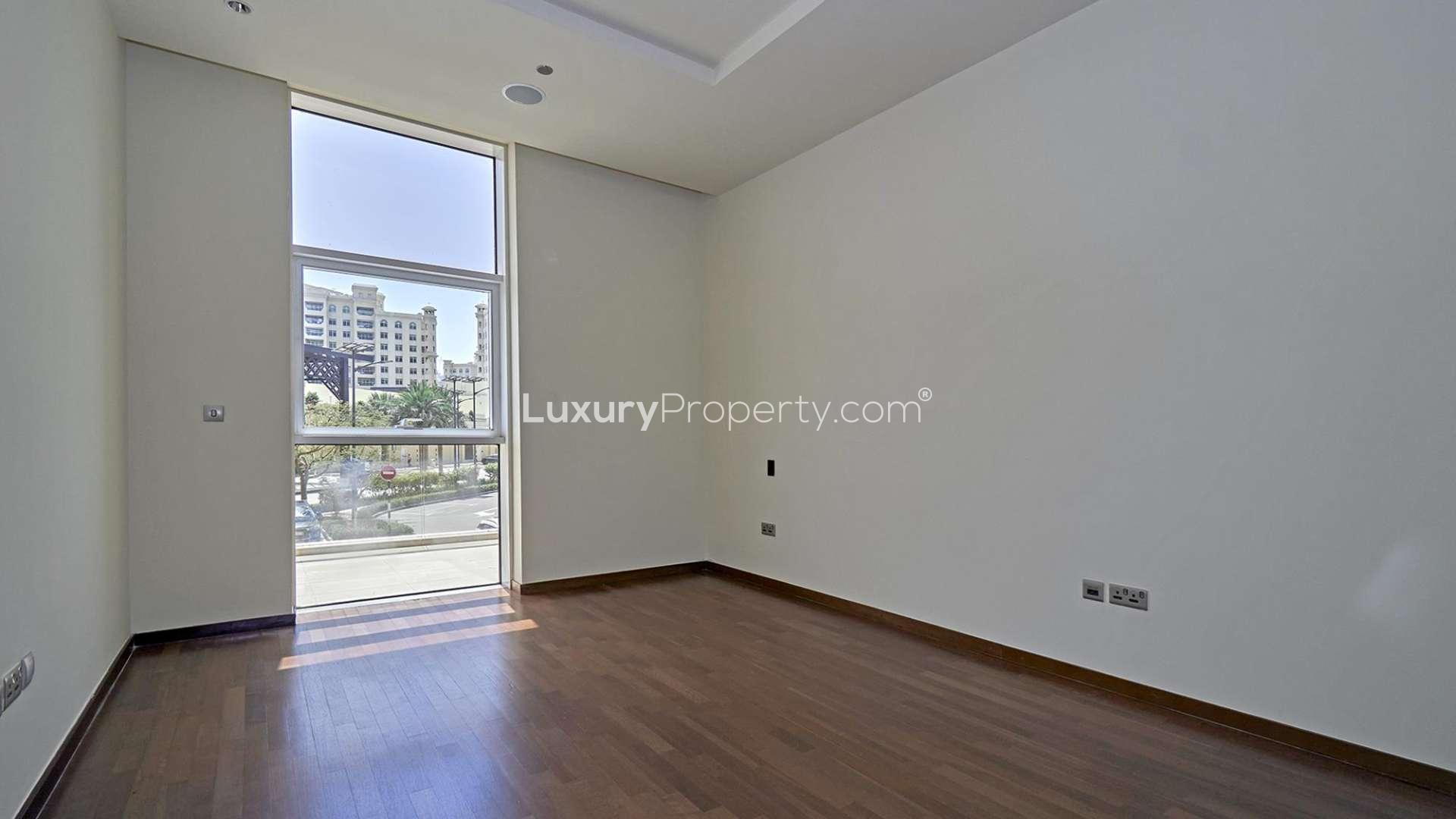 Ground-floor Tiara Amber apartment kitchen and living area, Palm Jumeirah rental unit