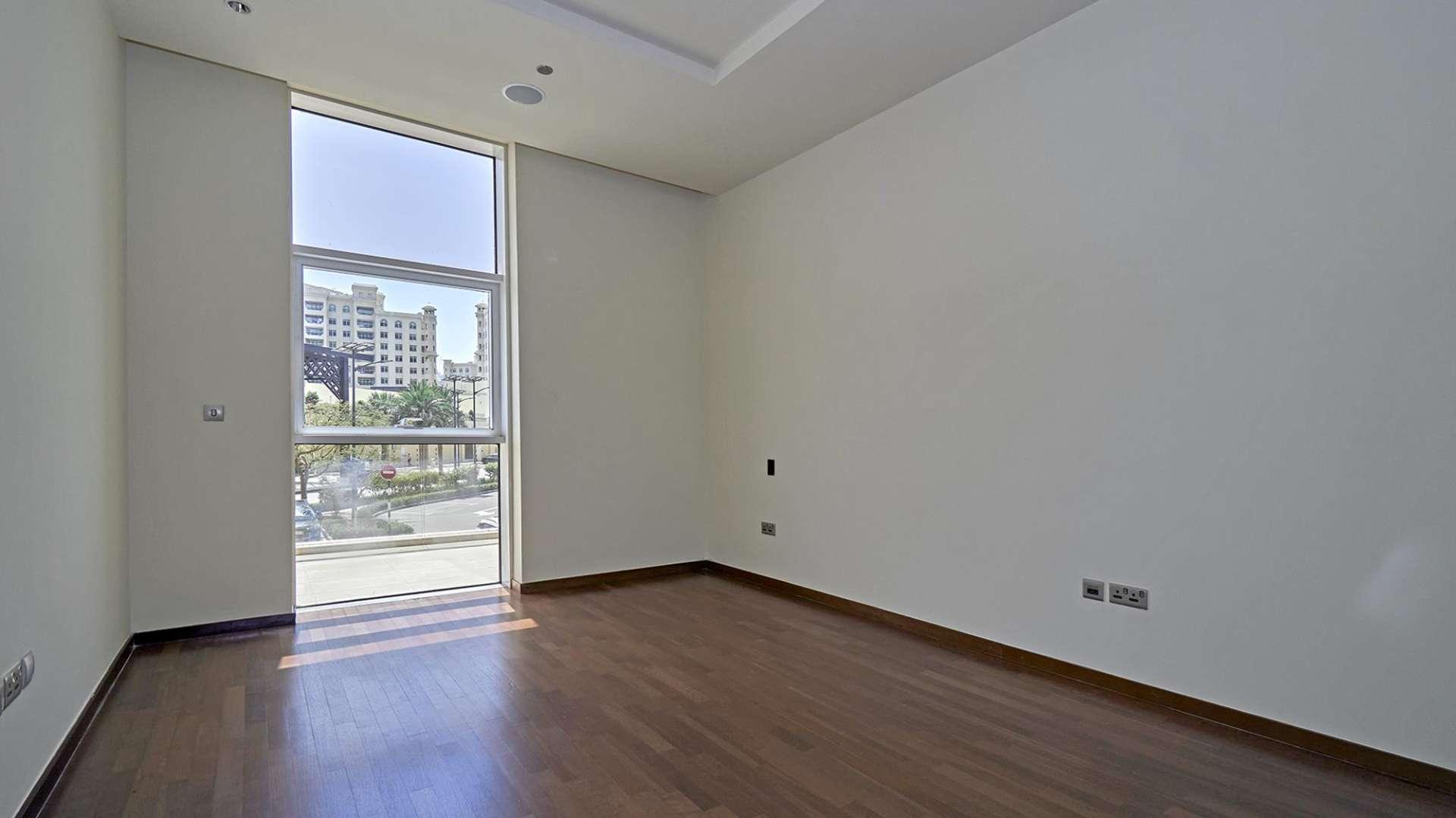 Ground-floor Tiara Amber apartment kitchen and living area, Palm Jumeirah rental unit